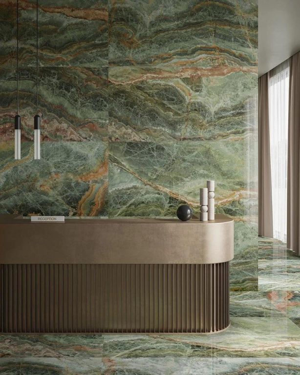 Realizace Luxusní hala z dlažby ze série Sant Agostino Star Onyx Emerald Kry
