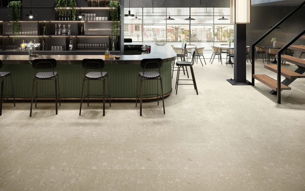 Realizace Světlý bar s velkoformátovou dlažbou ze Cream ze série Colorker Native