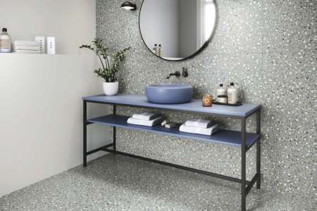 Luxusní koupelna ve vzhledu terrazzo od španělské kramičky APE.
