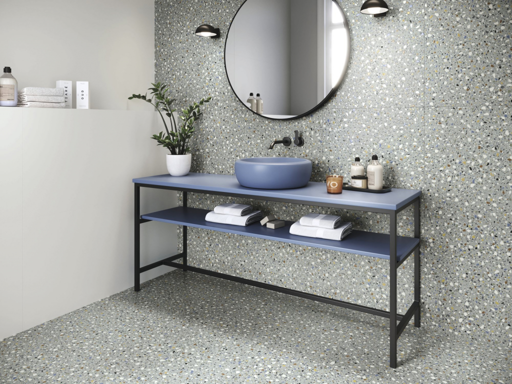 Realizace Luxusní koupelna ve vzhledu terrazzo od španělské kramičky APE.