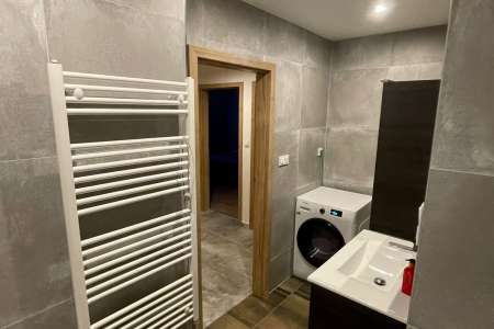 Stylová koupelna v industriálním stylu – imitace betonu a kovu, čisté linie