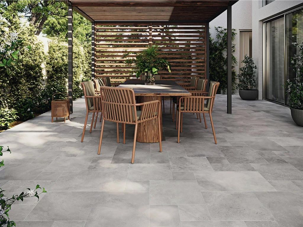 Realizace Zastřešená terasa s dlažbou Aspdin Grey Modular (Codicer)