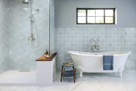 Koupelna Fado Sky s obkladem Sky 6,5x13, dekorem Carmo Sky 13x13 a dlažbou APE Vita Luce 60x60 Matt Rett.