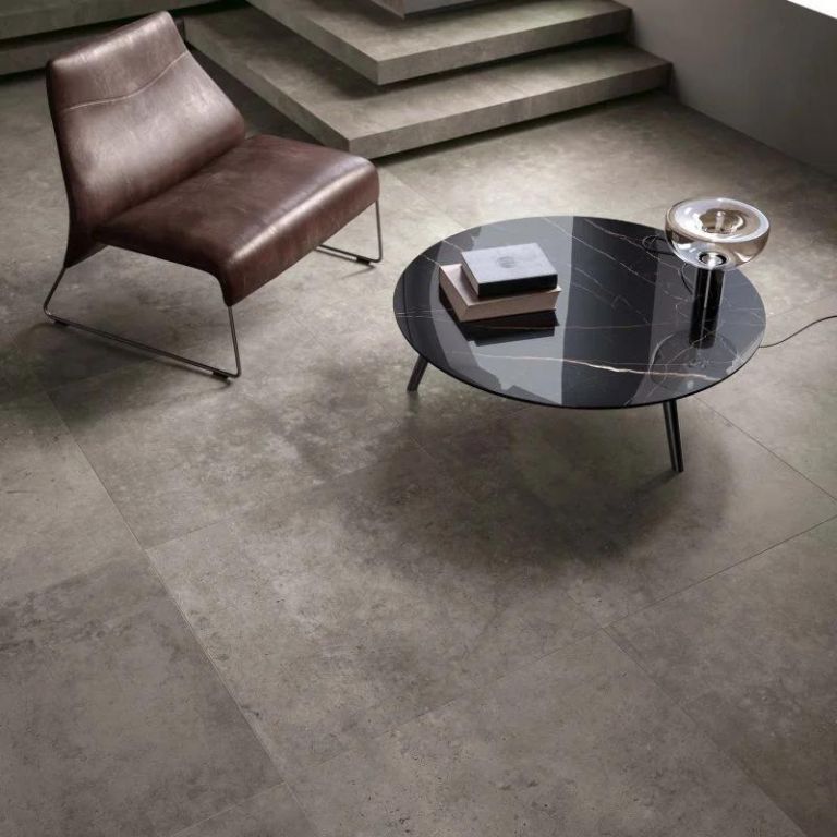 Realizace Detail dlažby ze série Flaviker Hyper Taupe 