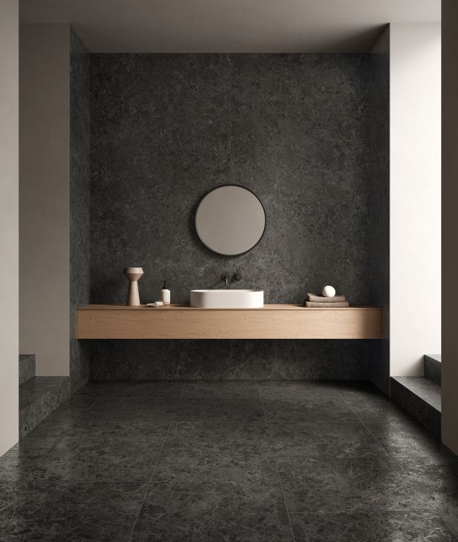 Realizace Tmavá elegantní koupelna ze série Piemme Limestone