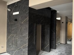 V interiéru zůstal zachovaný původní dřevěný strop