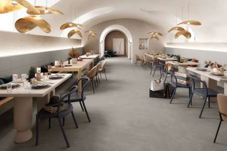Šedá podlaha v moderní restauraci ze série Mirage Motley. 