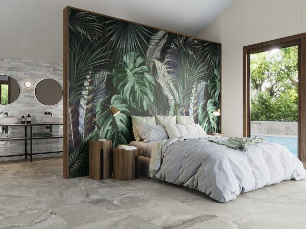 Luxusní obklad s dekorem exotických květin APE Atelier - VISAYA 120X260 na stěně v ložnici