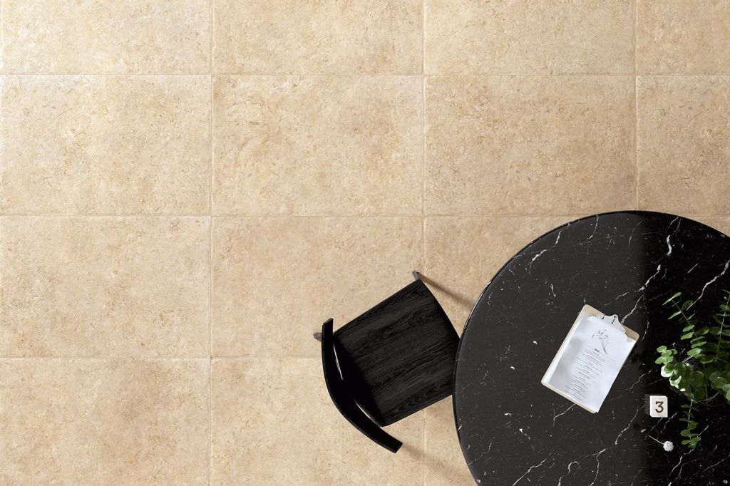 Realizace Rustikální dlažba Goldenstone Gold 60,4x90,6 (Coem)