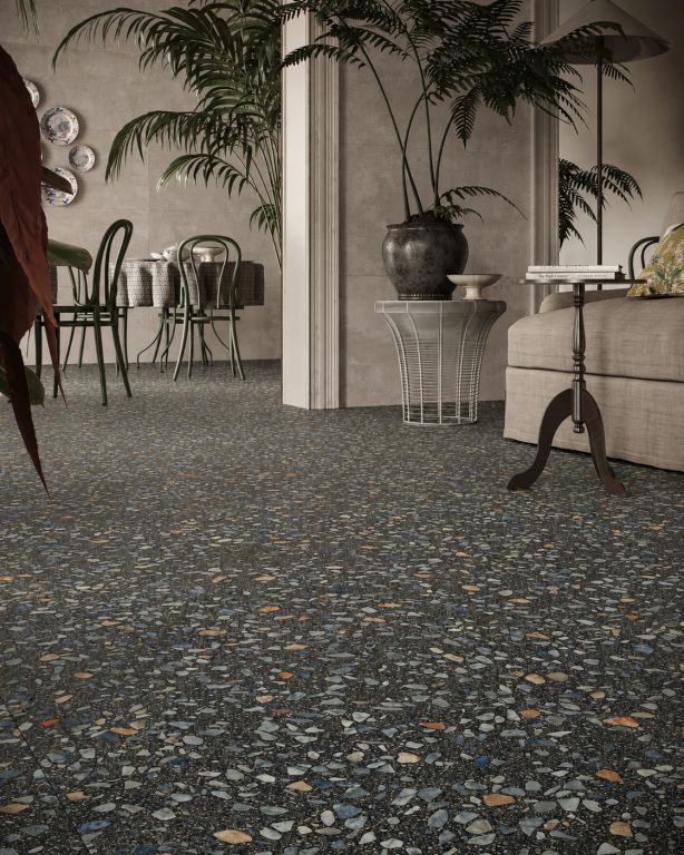 Realizace Tmavé terrazzo s barevnými kamínky jako dominanta interiéru