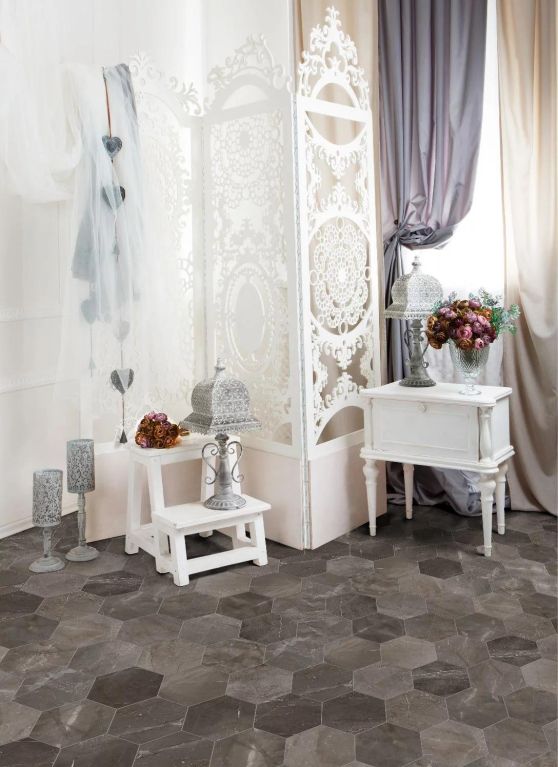 Realizace Luxusní koupelna s dlažbou Pulpis Bronce Hex (Codicer)
