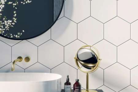 Bílé obklady tvaru šestiúhelníku pro Vaši koupelnu Bestile Meraki Base Blanco
