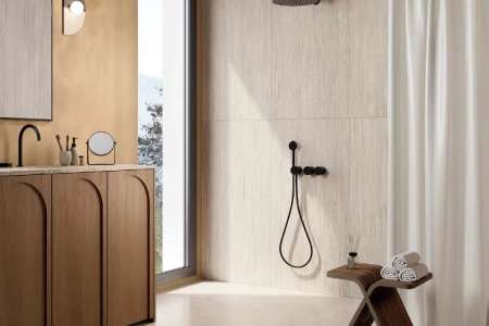 Realizace moderní otevřebé koupelny Bianco a Deco Vein Bianco ze serie Versatile