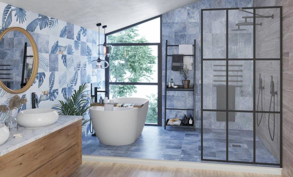 Realizace Série Codicer Nusa v koupelně - základní dlaždice Sapphire a dekory Botanical Sapphire