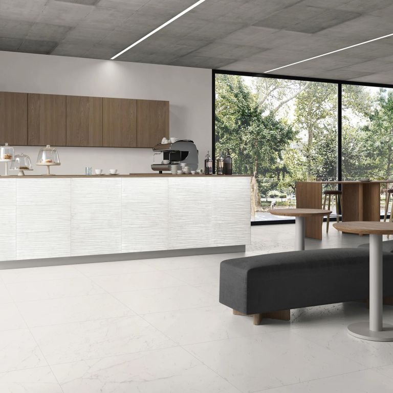 Realizace Dlažba Charme Pure v komerčním prostoru, na podlaze 80x80, na baru dekor Levels (EdimaxAstor)