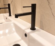 Koupelna LUMERA – harmonie přírodního dubu, elegantního mramoru a matné černé