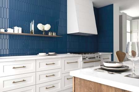 Modro-bílá kombinace zajímavých obkladů do luxusní kuchyně Equipe Arrow Pure White 5x25