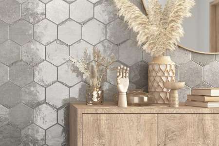 Jemně šedé obklady Bestile Carmen Hexagon Grey 13x15 ve tvaru šestiúhelníku