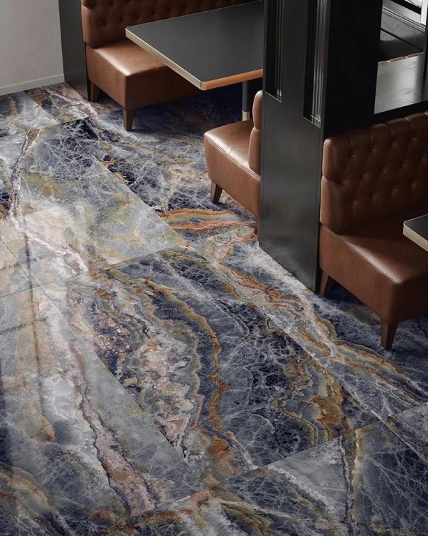 Realizace Detail dlažby ze série Sant Agostino Star Onyx Indigo Kry