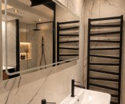 Koupelna LUMERA – harmonie přírodního dubu, elegantního mramoru a matné černé