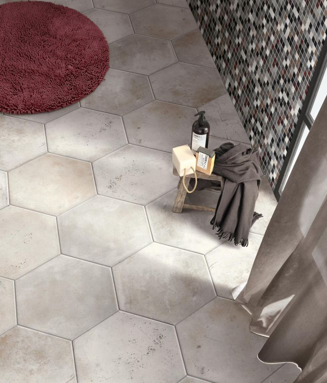 Realizace Světlé proměnlivé hexagony na podlaze od keramičky CIR