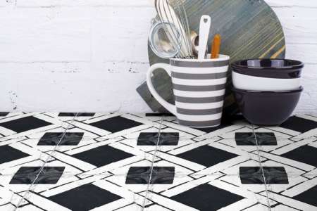 Bílá dlažby s černou kresbou typu PATCHWORK Xclusive Re_Style