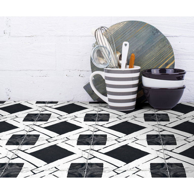 Realizace Bílá dlažby s černou kresbou typu PATCHWORK Xclusive Re_Style