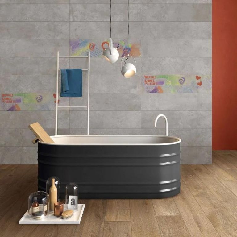 Realizace retro koupelna z obkladu ze série Flaviker Hyper Silver,Dec.Street Silver
