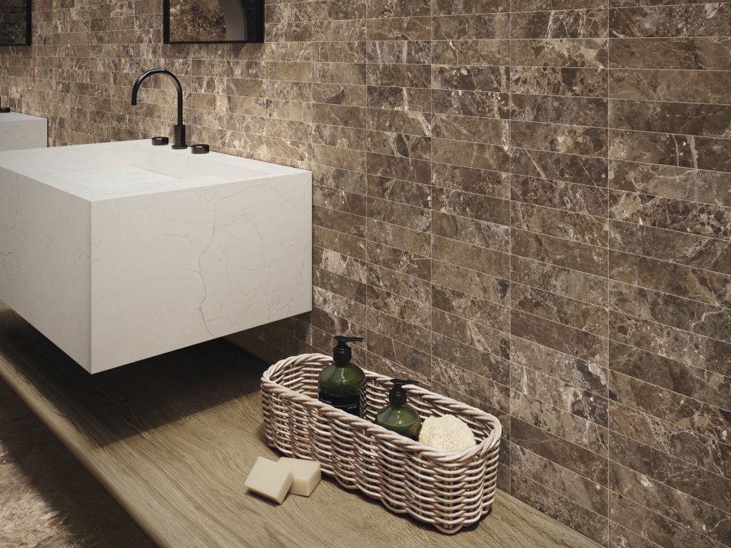 Realizace ramorový obklad Imperial Brown s bílým designovým umyvadlem