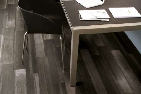 Moderní dlažba imitující vzhled kovu Sichenia Iron Antracite 15x90