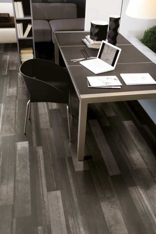Realizace Moderní dlažba imitující vzhled kovu Sichenia Iron Antracite 15x90