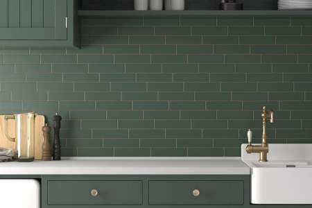 Kuchyně v retro stylu s krásným zeleným obkladem Equipe Costa Nova Laurel Green Matt 5x20 cm