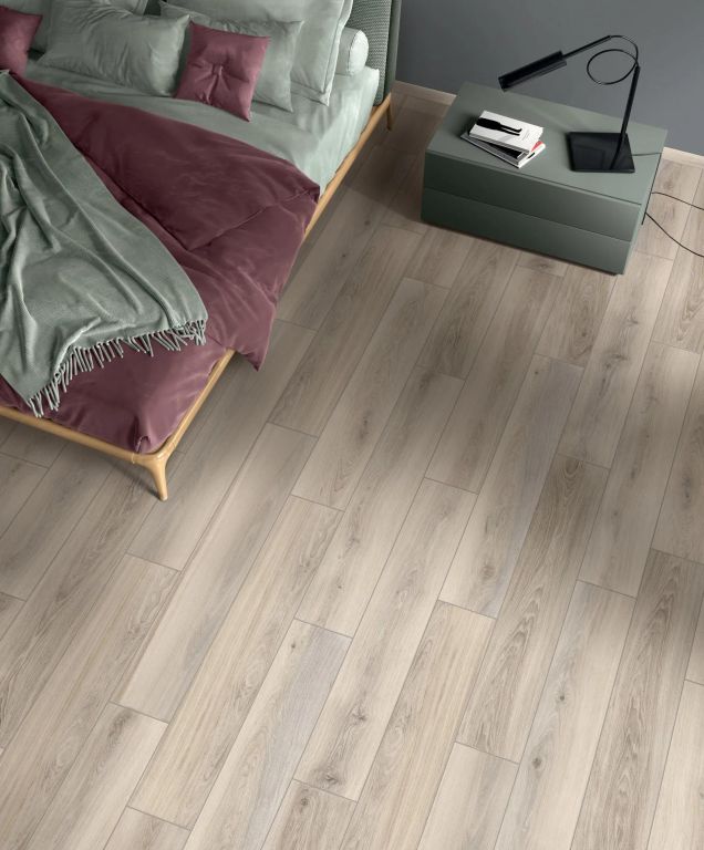 Realizace Ložnice s dlažbou jako dřevo ze série ABK Eco Chic