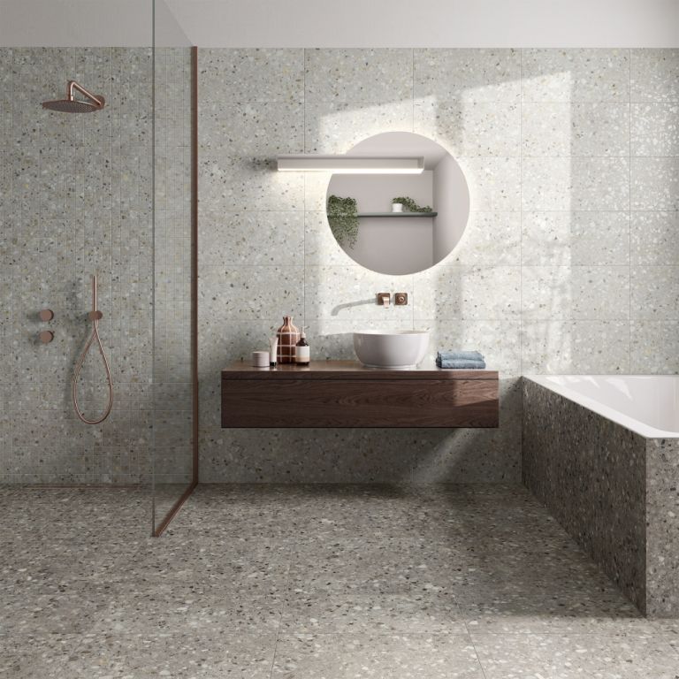 Realizace Světle šedá koupelna Saime Frammenta Perla 30x60cm