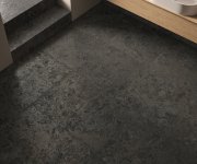 Tmavá elegantní koupelna ze série Piemme Limestone