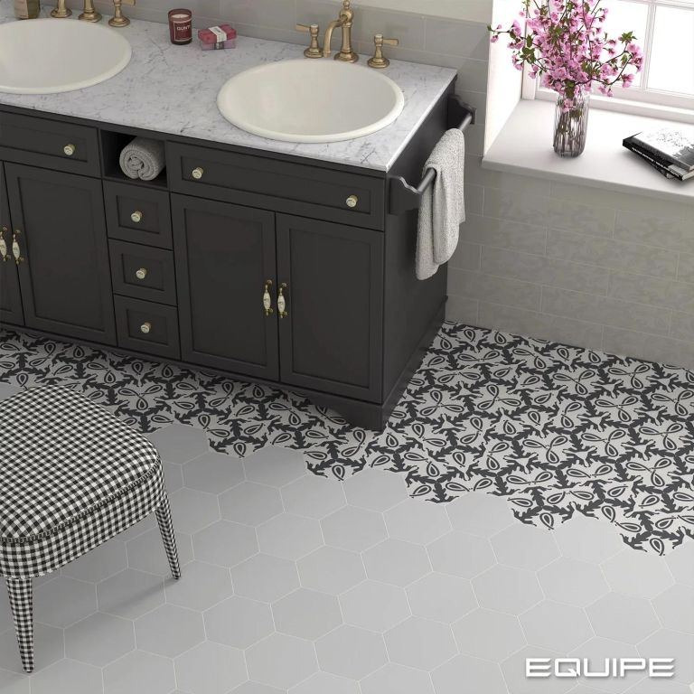 Realizace Decor Eterna s barvou Oxford Gray (Equipe Coimbra) v koupelně