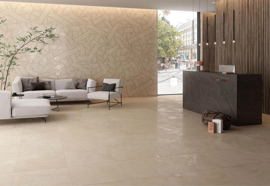 Realizace Béžová dlažba Makai Cream a extravagantní dekor Makai Cream Deco (Codicer)