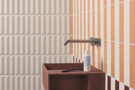 Moderní designová koupelna s obklady 41zero42 Kappa 5x20 cm v bílé, oranžové a červené