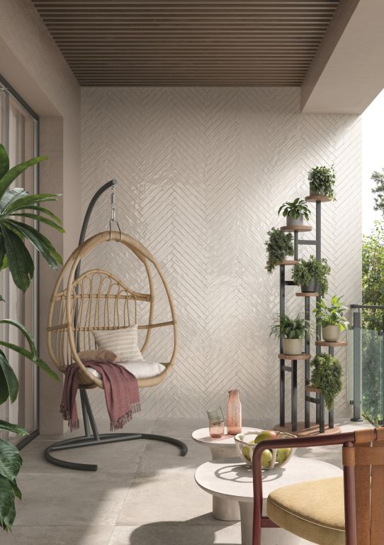 Realizace Balkon s obklady bílé barvy a lesklým povrchem ze série Elios Glow.