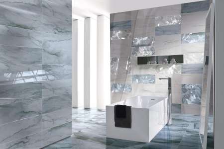 Světle šedá koupelna s prvky s nádechem modré Venus White a Blue 25x75 (Brennero)