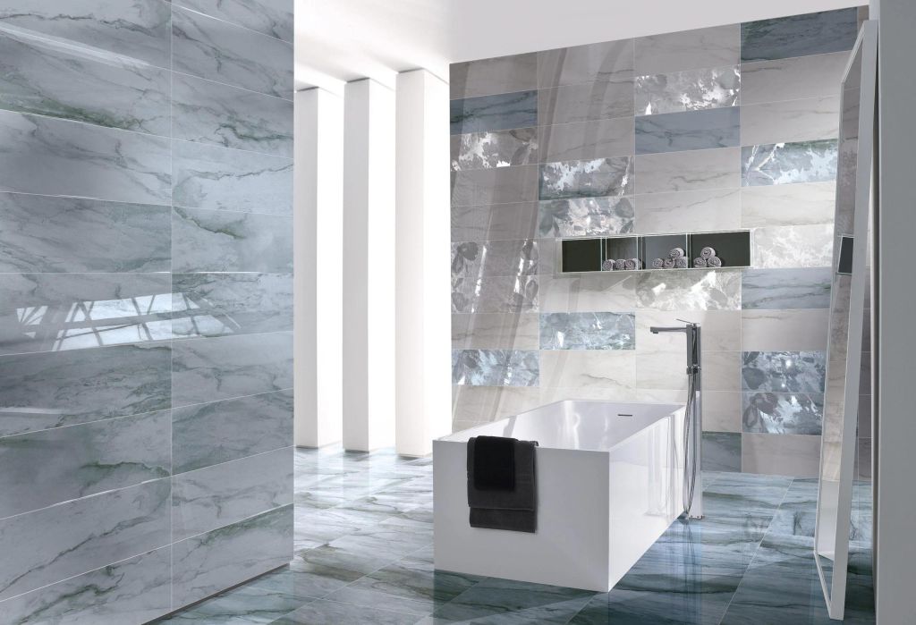 Realizace Světle šedá koupelna s prvky s nádechem modré Venus White a Blue 25x75 (Brennero)