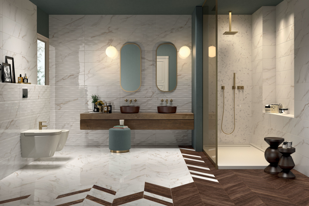 Realizace Bílá KOUPELNA v imitaci mramoru s 3D texturou Marca Corona Motif Extra