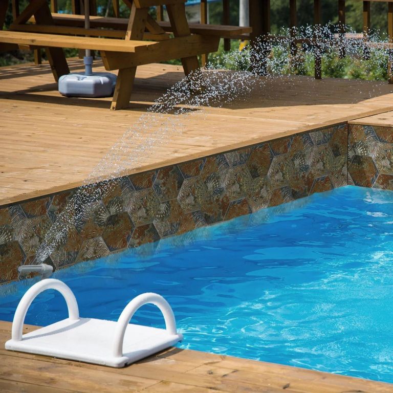 Realizace Šestihran Codicer Gaudi Reactive Ocean použitý jako obklad vnějšího bazénu