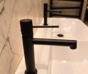 Koupelna LUMERA – harmonie přírodního dubu, elegantního mramoru a matné černé