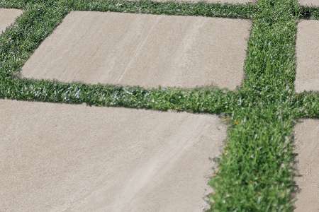 Dlaždice na zahradě v 2 cm tloušťce ze série Tuscania Limestone.