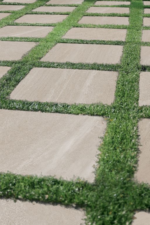 Realizace Dlaždice na zahradě v 2 cm tloušťce ze série Tuscania Limestone.