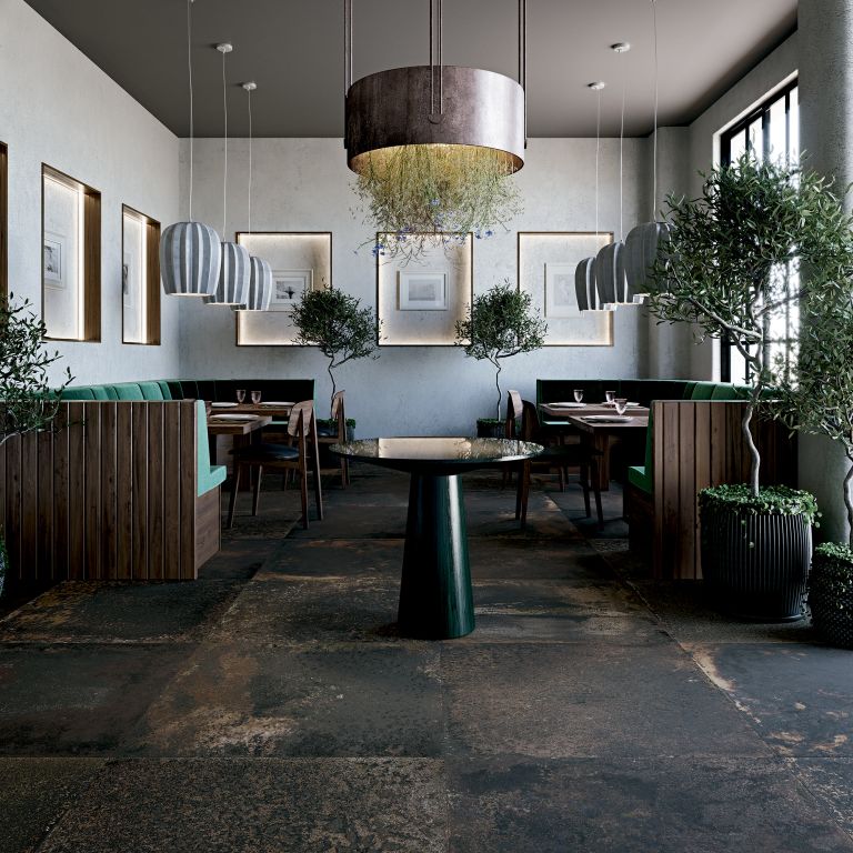 Realizace Velká tmavá čtvercová dlažba v restauraci ze série Aparici Corten.