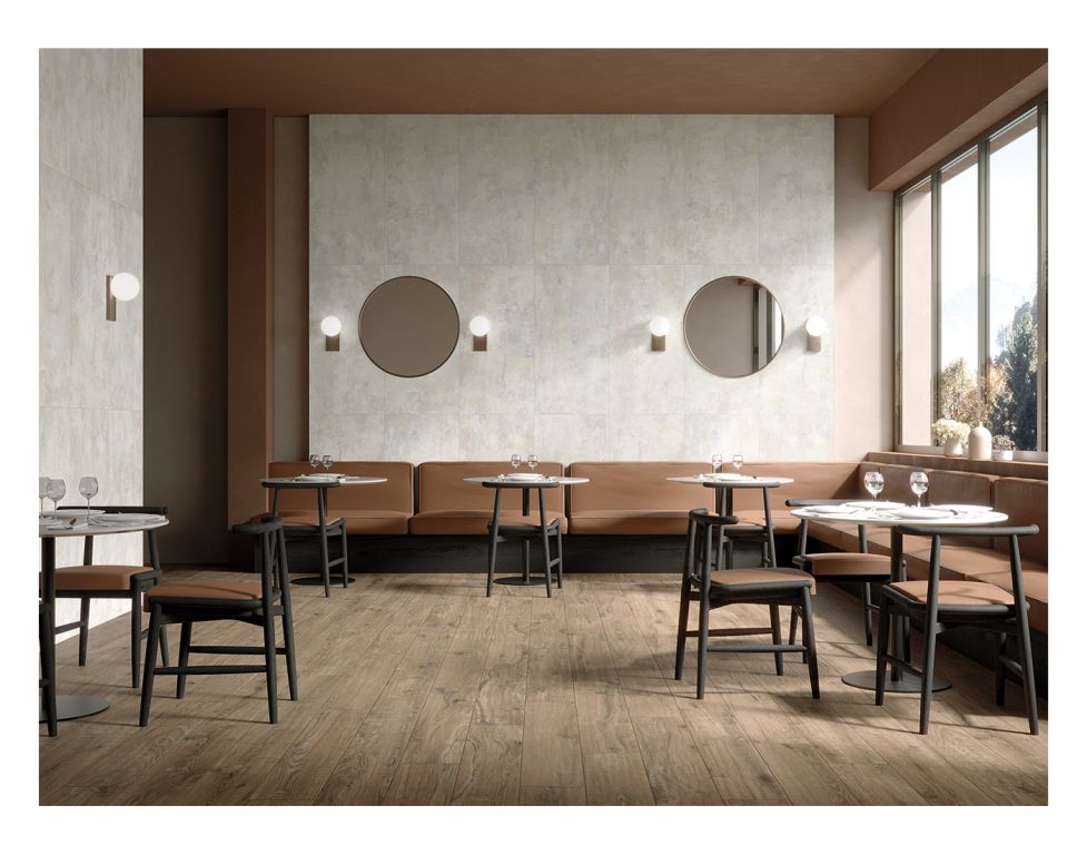 Realizace bíle obklady s kovovým vzhledem na zdi restaurace ze série Mariner Sanctuary.