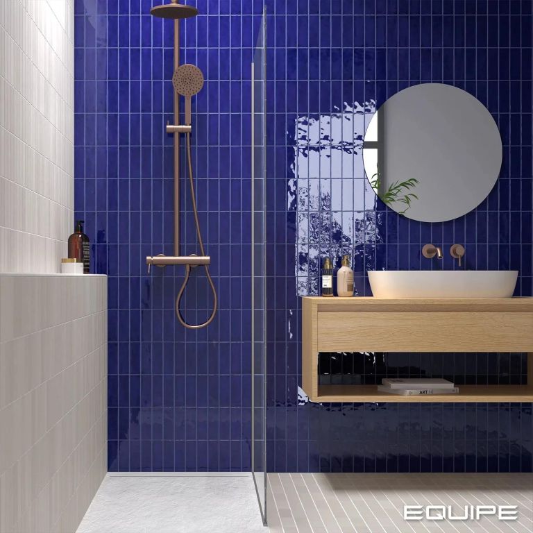 Realizace Modrošedá koupelna série Equipe Fango, barvy Cenere a Cobalt Gloss