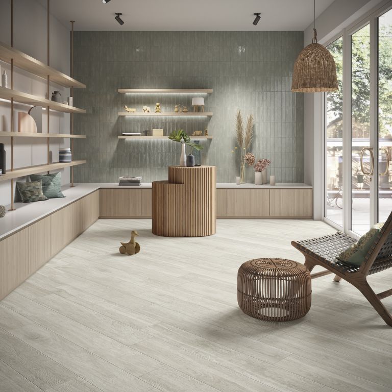 Realizace Světlá dlažba jako dřevo Elios Norway White 20,3x90,6